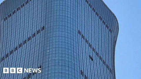 Pesawat Ringan Tabrak Pencakar Langit Beijing: Celah Keamanan yang Memalukan
