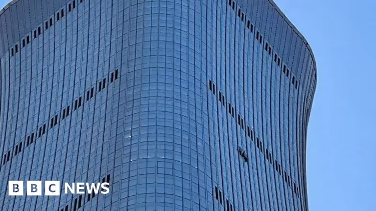 Pesawat Ringan Tabrak Pencakar Langit Beijing: Celah Keamanan yang Memalukan