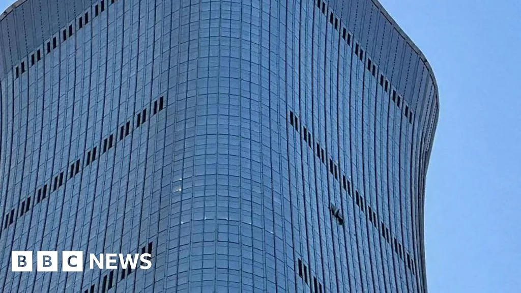 Pesawat Ringan Tabrak Pencakar Langit Beijing: Celah Keamanan yang Memalukan