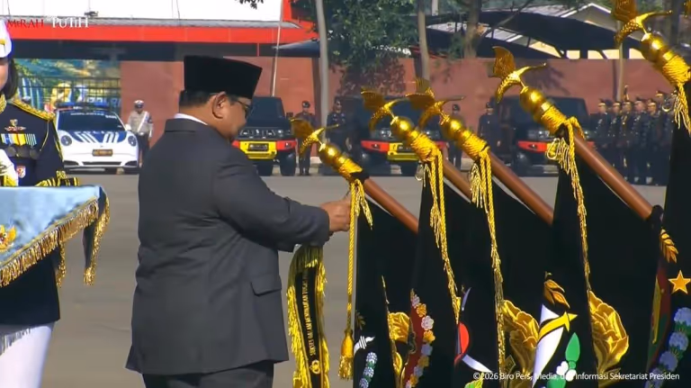 Prabowo Anugerahkan Samkaryanugara ke 12 Satuan Polri di Hari Bhayangkara ke-80