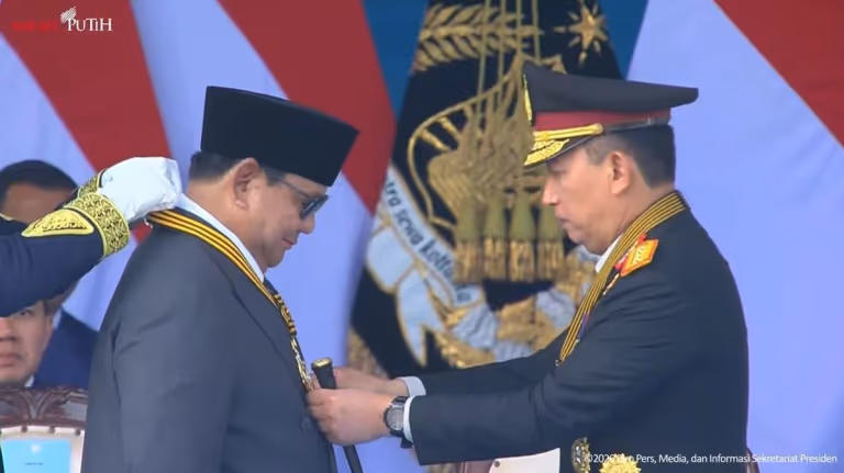 Polri Anugerahkan Medali Kehormatan Loka Praja Samrakshana kepada Presiden Prabowo