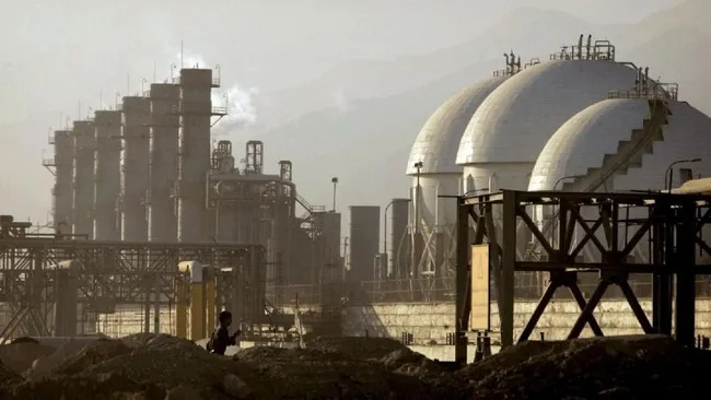 Harga Minyak Menguat Tipis di Tengah Ketidakpastian Geopolitik dan Surplus Pasokan