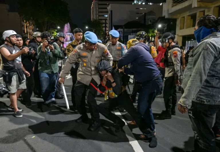 Bentrok Surabaya: Empat Tersangka, Enam Demonstran Positif Narkoba