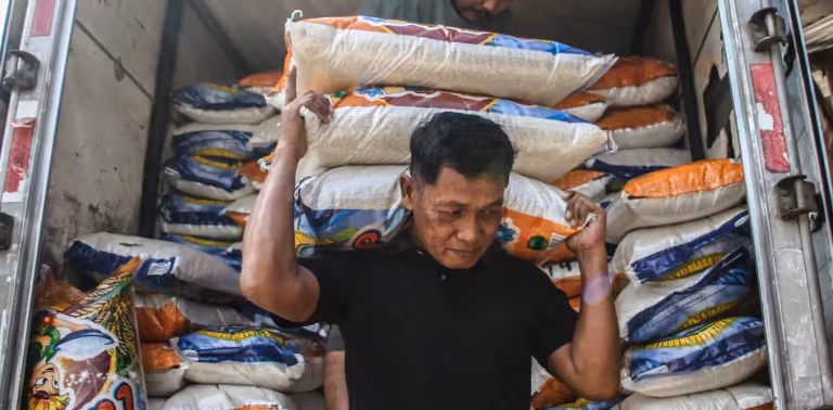 Inflasi Menggila, Daya Beli Masyarakat Terjepit di Antara BBM Mahal dan Suku Bunga Tinggi