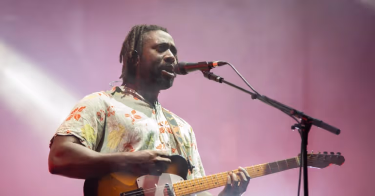 Bloc Party Rilis 'Love Bombs': Antara Romansa dan Ketakutan Akan Kepunahan Cinta