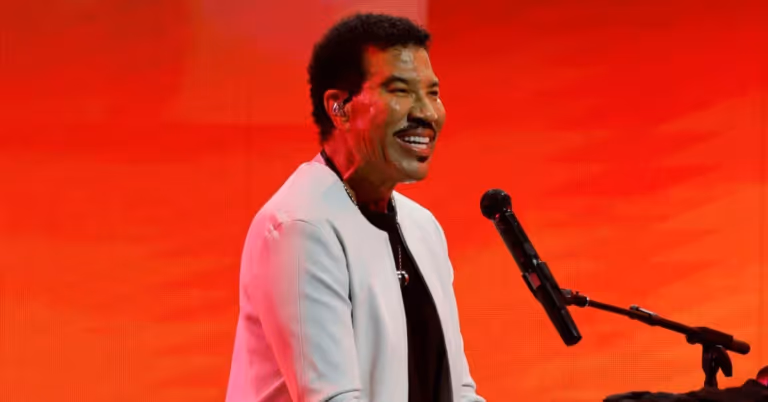 Lionel Richie Kembali ke Panggung Usai Kolaps, Sindir Teman yang Suruh Istirahat