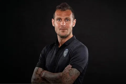 Diamanti Gantikan Cole di Cesena: Petualangan Baru Eks Bintang Serie A
