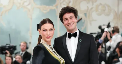 Karlie Kloss Akui Tak Pernah Bertemu Donald Trump Meski Satu Keluarga