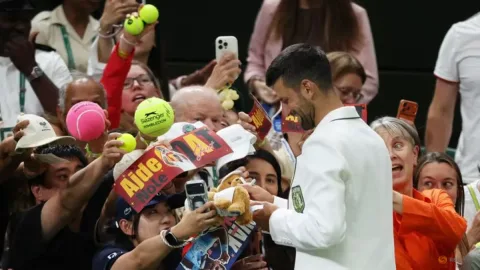 Djokovic Bikin Kaget Ball Girl, Lalu Goda Rory McIlroy soal Jaket Master