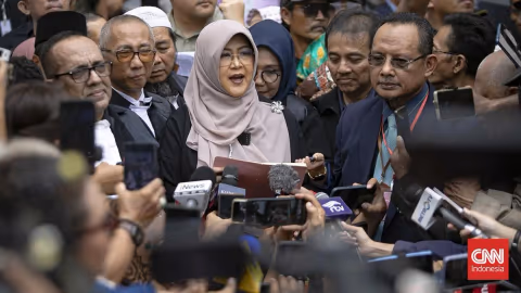 Dokter Tifa Pilih Lawan, Tolak Damai dengan Jokowi di Sidang Perdana
