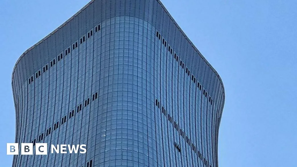 Pesawat Ringan Tabrak Pencakar Langit Beijing: Pilot Depresi, Otoritas Hentikan Operasi Penerbangan