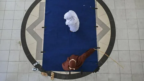 Hukuman Cambuk di Depan Umum: Pasangan Live TikTok Asusila di Aceh Dihajar 21 Kali