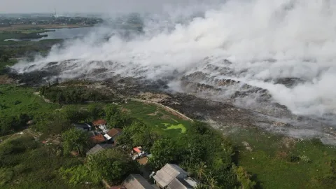 Kebakaran TPA Jatiwaringin Hari Ketiga: Pengangkutan Sampah Tetap Normal, Pemadaman Libatkan Water Bombing