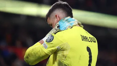 Karl Darlow di Ambang Hengkang: Leeds Kehilangan Kiper, Everton dan MU Antre