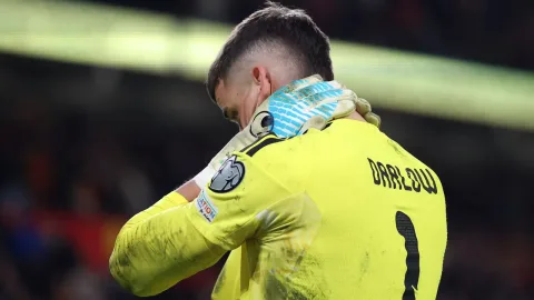 Karl Darlow di Ambang Hengkang: Leeds Kehilangan Kiper, Everton dan MU Antre