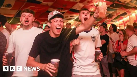 Pemerintah Inggris Tolak Perpanjang Jam Buka Pub untuk Laga Tengah Malam