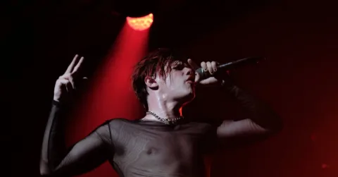 Yungblud Menangis di Atas Panggung: 'Aku Merasa Terputus dari Segalanya'