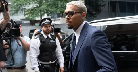 Gigitan Anjing Penjaga: Chris Brown Wajib Bayar Rp200 Miliar pada Mantan Pembantu Rumah