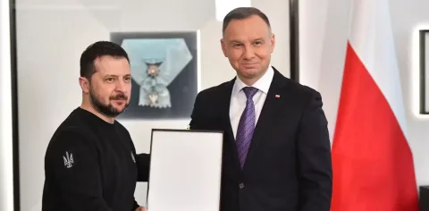 Polandia Cabut Penghargaan Tertinggi untuk Zelensky: Manuver Politik di Balik Luka Sejarah