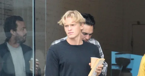 Cody Simpson Alami Cedera Beruntun: Pita Suara Rusak dan Lutut Dislokasi