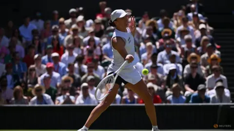 Swiatek Jinakkan Pliskova, Langkah Perkasa ke Babak Ketiga Wimbledon