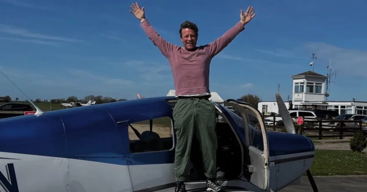Jamie Oliver Raih Lisensi Pilot di Usia 51: Kisah Perjuangan Melawan Disleksia