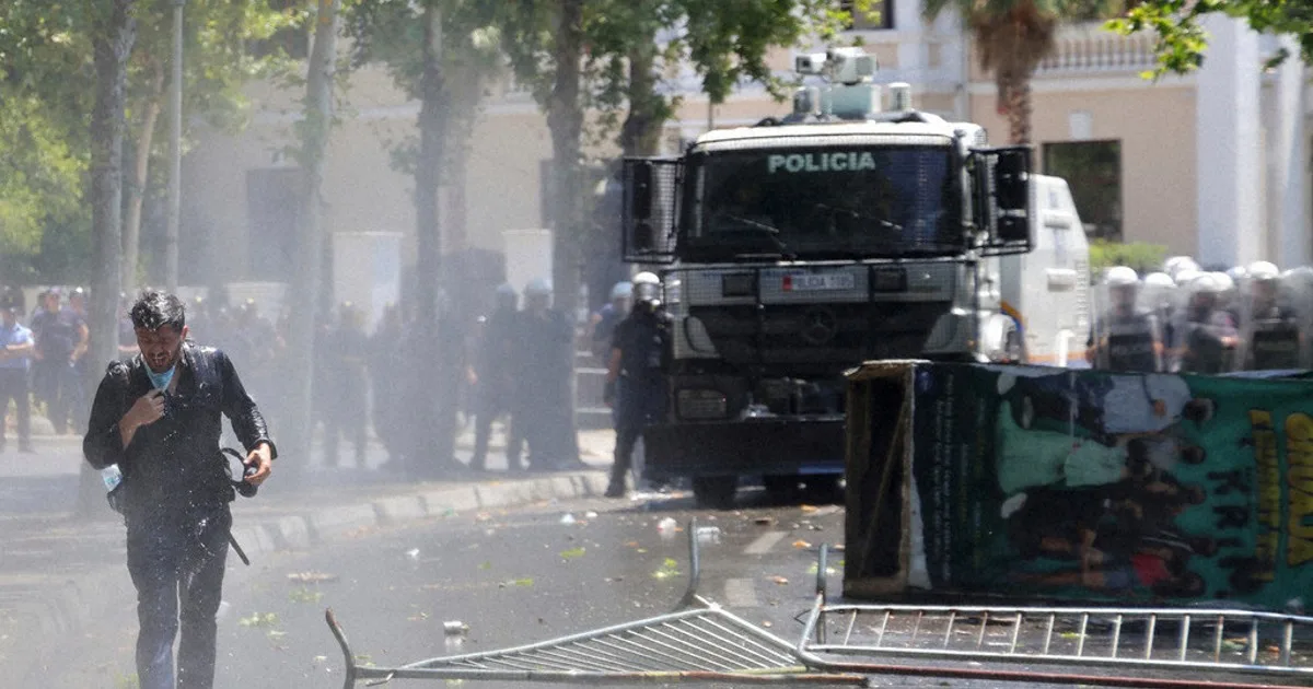Bentrok di Tirana: Protes ‘Revolusi Flamingo’ Berdarah, 12 Polisi Terluka