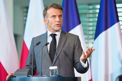 Viral Foto Macron Bersimpuh di Hadapan Raja Thailand: Hoaks AI Terungkap