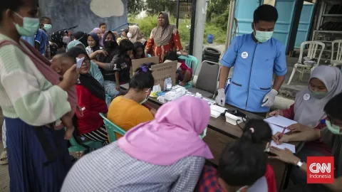 Kebakaran TPA Jatiwaringin: 64 Warga Dievakuasi, Water Bombing Terkendala Medan