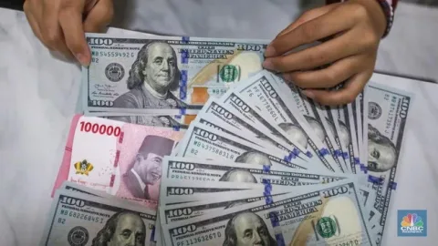 Rupiah Bangkit ke Rp17.940, Data Tenaga Kerja AS Pukul Dolar