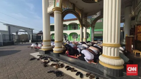 Kebakaran TPA Jatiwaringin Hari Keempat: Warga Gelar Salat Istisqa, BNPB Siapkan Hujan Buatan