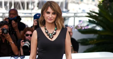 Hadiah Mobil dari Bono, Penelope Cruz Bertekad Akhiri Fobia Mengemudi di Usia 52
