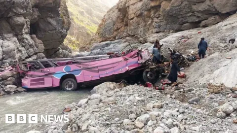 Bus Penuh Sesak Terjun ke Jurang di Pakistan: 32 Tewas, 16 Luka