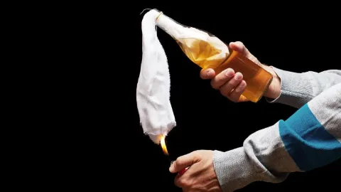 Bom Molotov Dilontarkan ke Rumah Advokat di Ciracas, Polisi Buru Pelaku