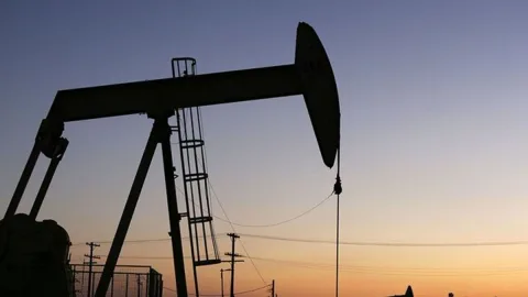 Harga Minyak Tertekan: Diplomasi AS-Iran dan Sinyal OPEC+ Hapus Premi Risiko