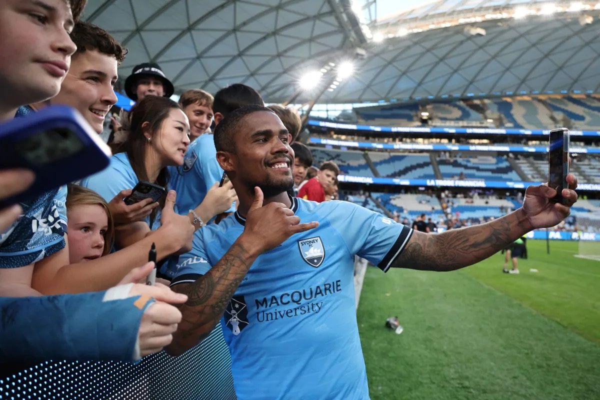 Douglas Costa Tinggalkan Chievo, Gabung Al Ittifaq Bersama Balotelli