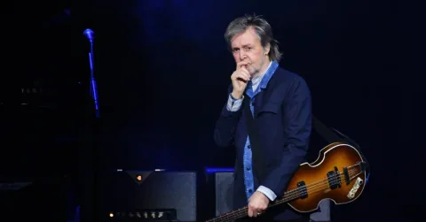 Momen Bersejarah: Paul McCartney Nyanyikan 'I Wanna Hold Your Hand' di Pernikahan Taylor Swift dan Travis Kelce