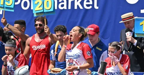Miki Sudo Kukuhkan Dominasi di Kontes Makan Hot Dog Hari Kemerdekaan AS