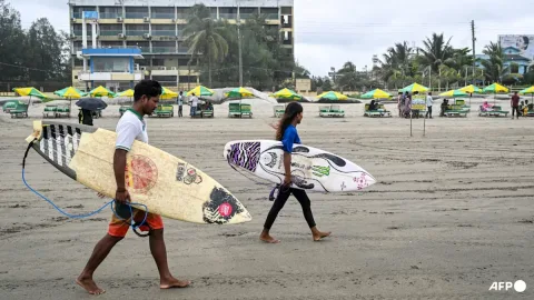 Melawan Ombak dan Stigma: Peselancar Muda Bangladesh Bersiap ke Asian Games