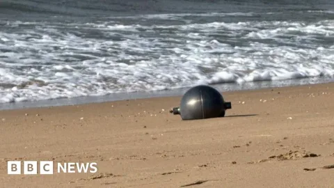 Bola Perak Misterius Menggemparkan Pantai Australia: Dugaan Sisa Roket Antariksa