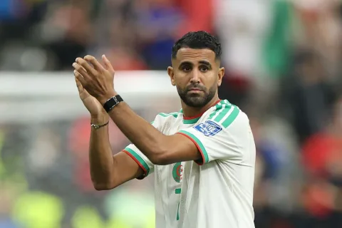 Riyad Mahrez Tawarkan Diri ke Klub Serie A: Peluang atau Jalan Buntu?
