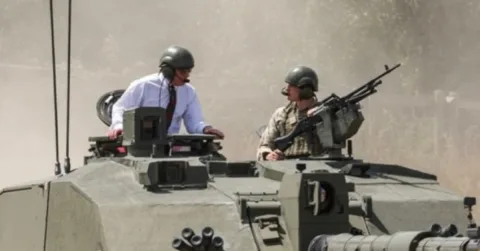 Di Tengah Ketegangan dengan Harry, Raja Charles Fokus ke Tank Militer