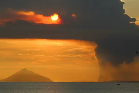 Anak Krakatau Kembali Erupsi, Status Siaga Belum Diturunkan