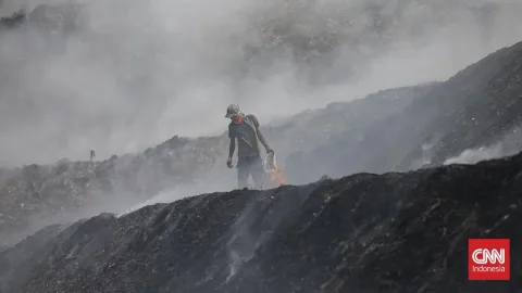 Hari Kesembilan Kebakaran TPA Jatiwaringin: Asap Masih Mengepul, 50 Persen Area Berhasil Dipadamkan