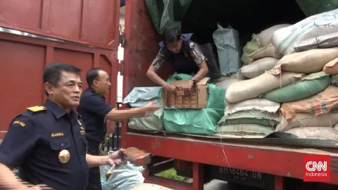 Polda Banten Gerebek Gudang Rokok Ilegal di Serang, 80 Bal Disita