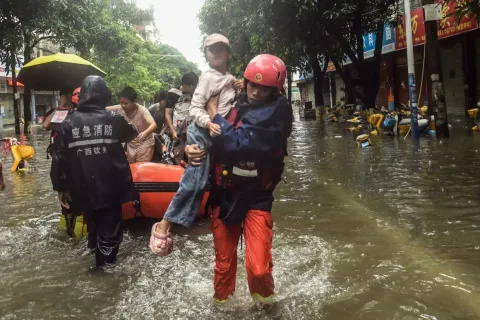 Bencana China: 17 Tewas, 130.000 Mengungsi Akibat Topan dan Banjir Bandang