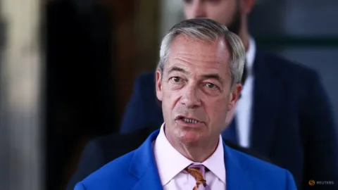 Farage Mundur dari Parlemen demi Pemilu Ulang: Strategi atau Pelarian?