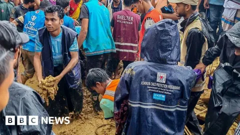 Longsor Timpa Sekolah di Kamp Pengungsi Rohingya, Delapan Tewas