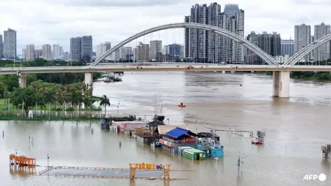 Bencana China: Longsor Gansu Tewaskan 21 Orang, Ribuan Terdampak Banjir dan Tornado