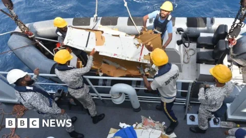 Puing Boeing 737 Ditemukan di Lepas Pantai Pakistan, Lima Kru Hilang